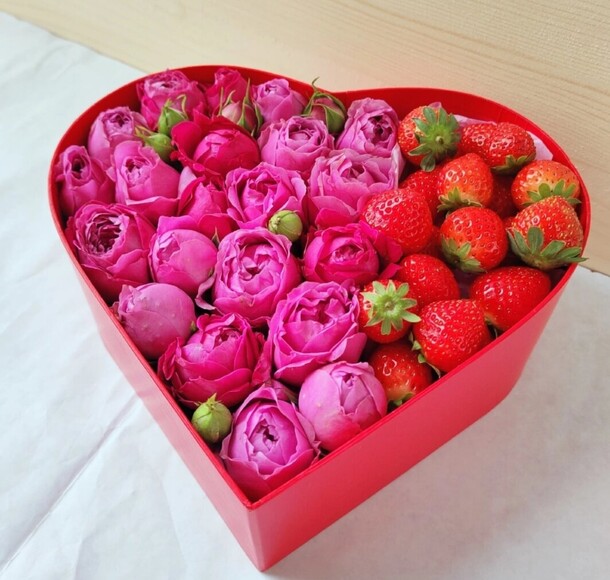 Кустовые розы и клубника, артикул F1252319 - 9339 рублей, доставка по городу. Flawery - доставка цветов