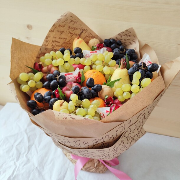 Фруктовый букет в крафте, артикул F1252338 - 3190 рублей, доставка по городу. Flawery - доставка цветов