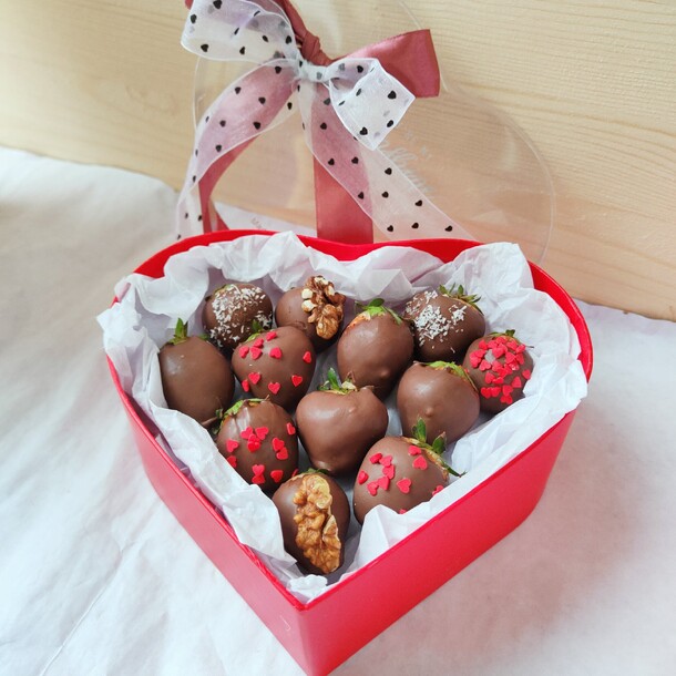 Клубника в сердечке, артикул F1252344 - 2959 рублей, доставка по городу. Flawery - доставка цветов