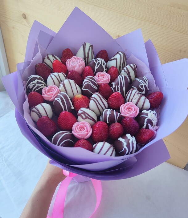 Клубничный букет микс, артикул F1286632 - 5710 рублей, доставка по городу. Flawery - доставка цветов
