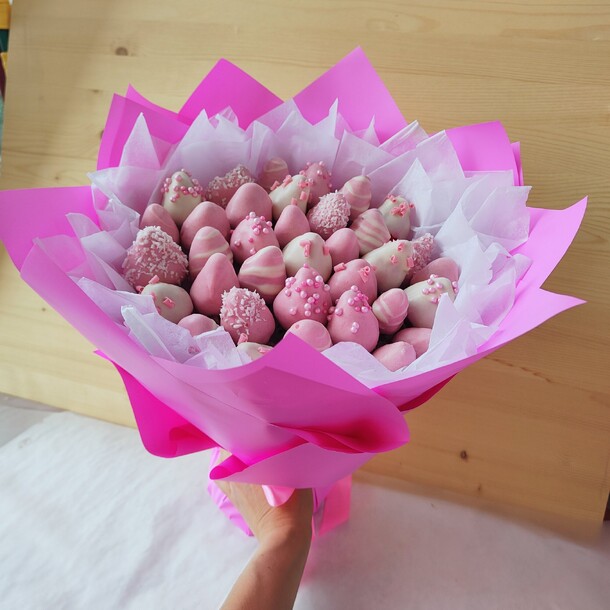 Нежный клубничный букет, артикул F1291730 - 5710 рублей, доставка по городу. Flawery - доставка цветов