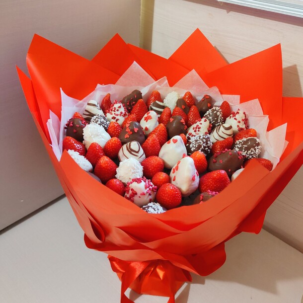 Яркий клубничный букет, артикул F1291732 - 8638 рублей, доставка по городу. Flawery - доставка цветов