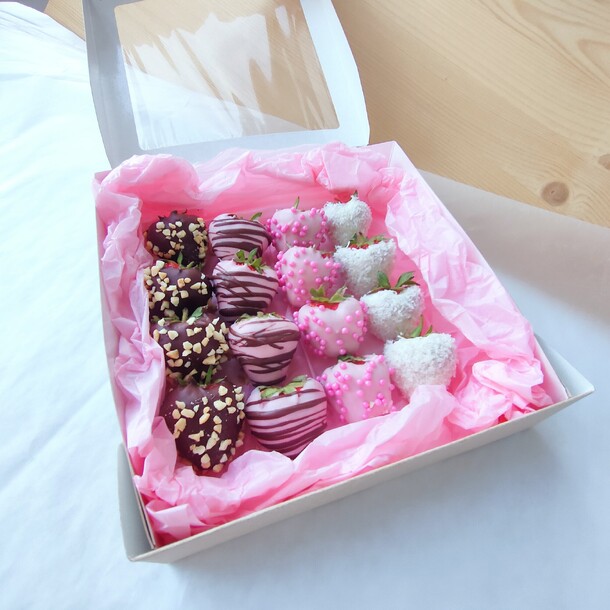 Яркая клубничка, артикул F1298021 - 3619 рублей, доставка по городу. Flawery - доставка цветов