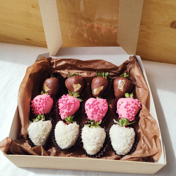 Набор клубнички, артикул F1309772 - 3190 рублей, доставка по городу. Flawery - доставка цветов