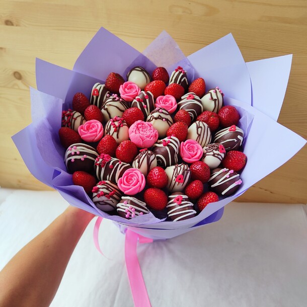 Клубника в шоколаде, артикул F1320824 - 5710 рублей, доставка по городу. Flawery - доставка цветов