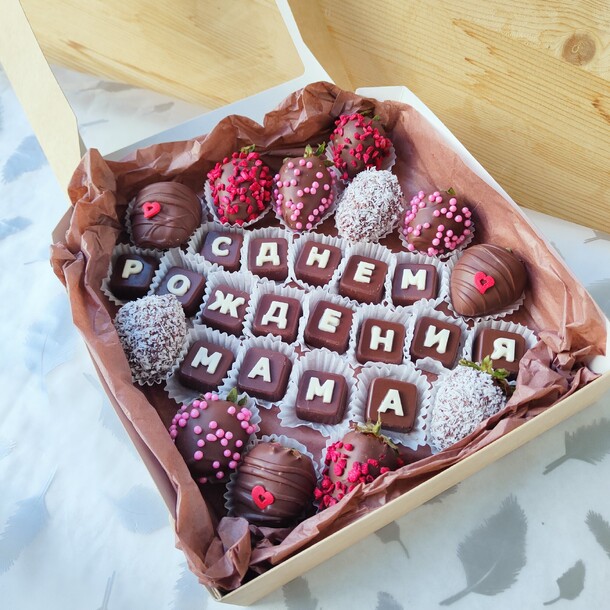 Клубника и надпись, артикул F1323149 - 3839 рублей, доставка по городу. Flawery - доставка цветов