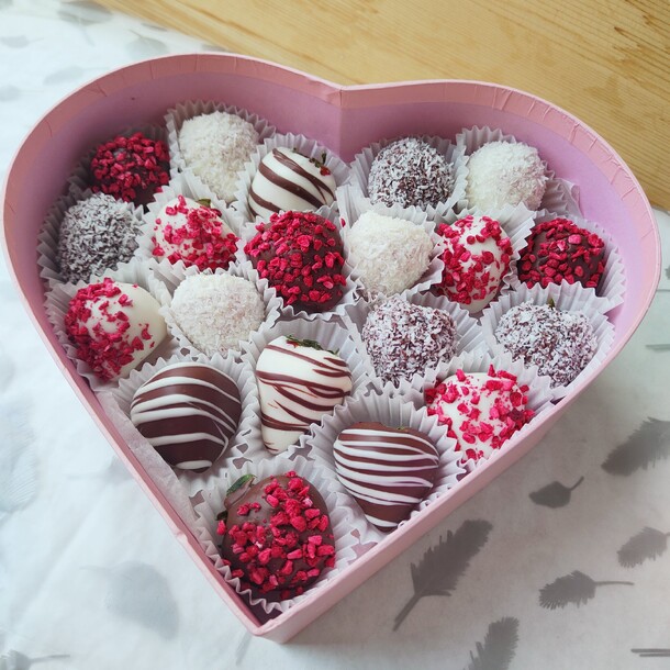 Клубника в сердце, артикул F1336856 - 4290 рублей, доставка по городу. Flawery - доставка цветов