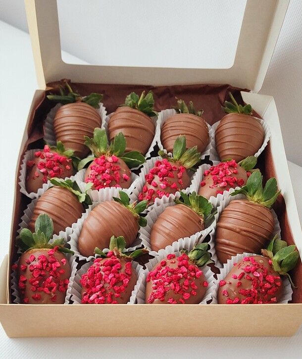 Клубника с посыпкой малинка, артикул F1356207 - 3839 рублей, доставка по городу. Flawery - доставка цветов