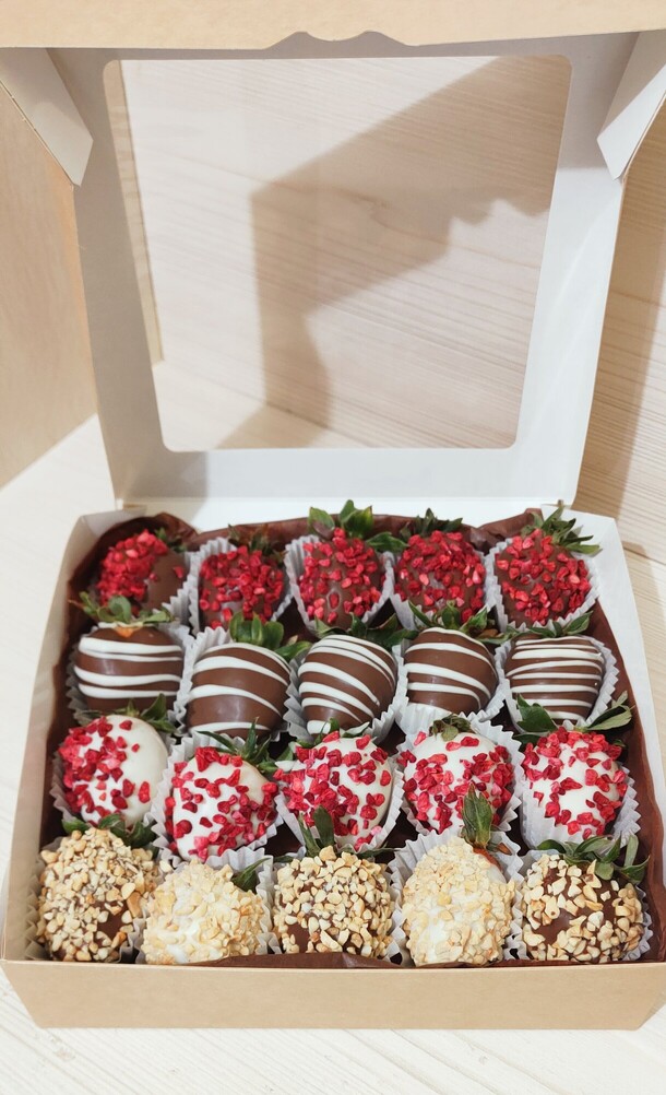 20 клубничек в шоколаде, артикул F1383168 - 3839 рублей, доставка по городу. Flawery - доставка цветов