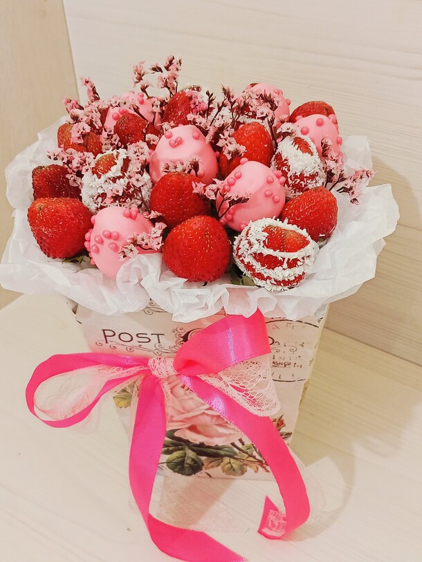 Клубничка в коробочке мини, артикул F1452466 - 2690 рублей, доставка по городу. Flawery - доставка цветов