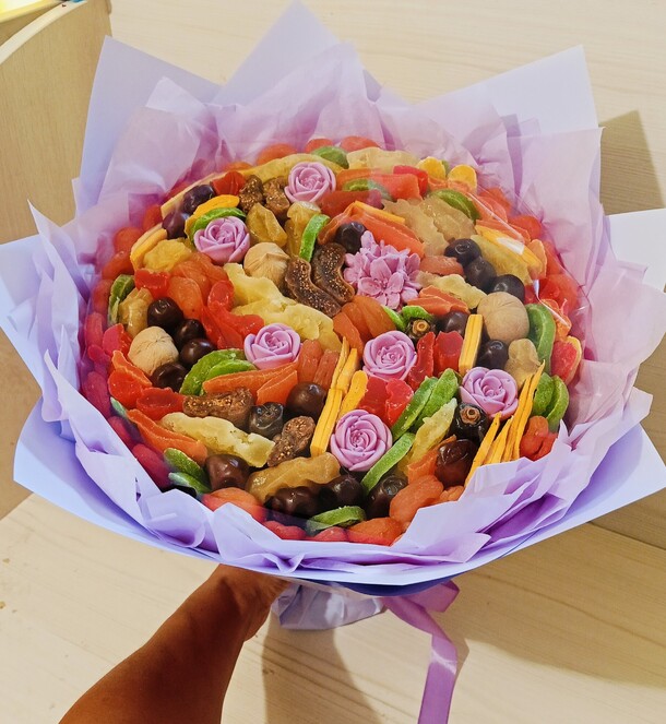 Яркий букет из сухофруктов, артикул F1452467 - 3289 рублей, доставка по городу. Flawery - доставка цветов