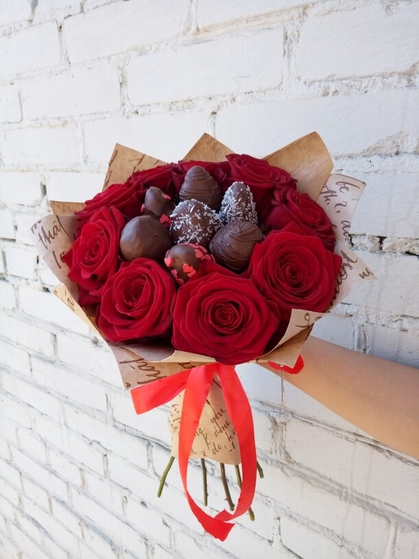 Клубника в шоколаде с красными розами, артикул F36375 - 4246 рублей, доставка по городу. Flawery - доставка цветов