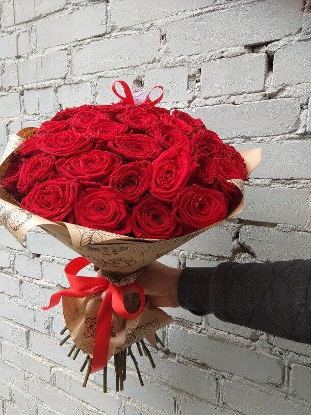 35 пышных роз, артикул F36379 - 8129 рублей, доставка по городу. Flawery - доставка цветов