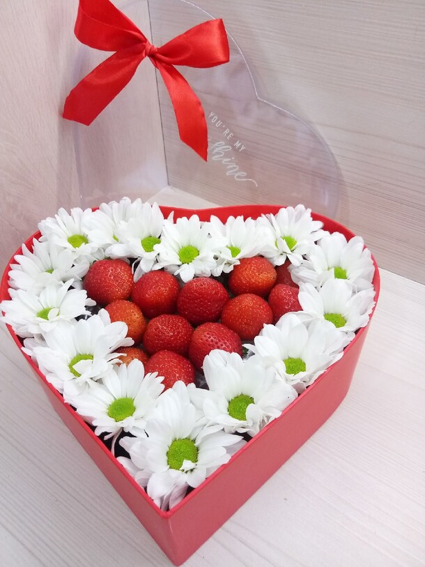 Сердечко с клубникой и ромашками, артикул F36389 - 5110 рублей, доставка по городу. Flawery - доставка цветов
