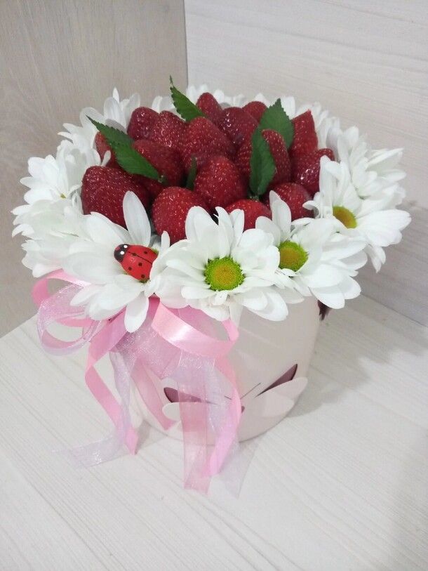 Клубничная полянка, артикул F36392 - 4290 рублей, доставка по городу. Flawery - доставка цветов