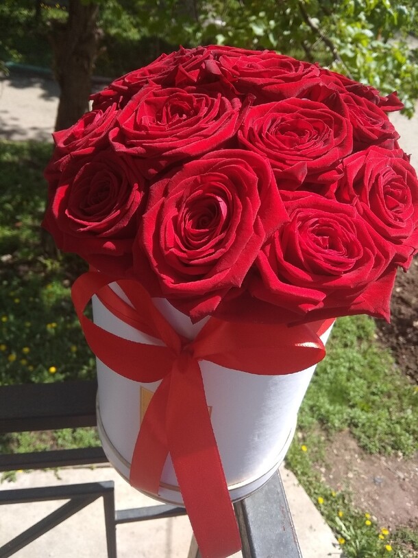 Розы в шляпной коробочке, артикул F36396 - 6589 рублей, доставка по городу. Flawery - доставка цветов