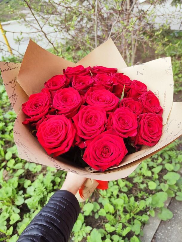 17 красных роз, артикул F37326 - 3839 рублей, доставка по городу. Flawery - доставка цветов