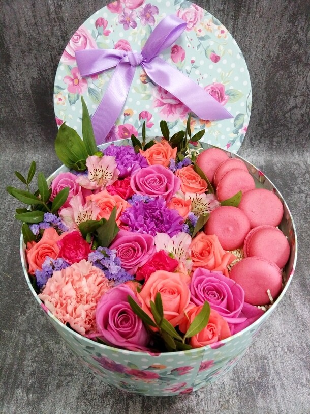 Яркая коробочка с макарунсами, артикул F38395 - 8129 рублей, доставка по городу. Flawery - доставка цветов