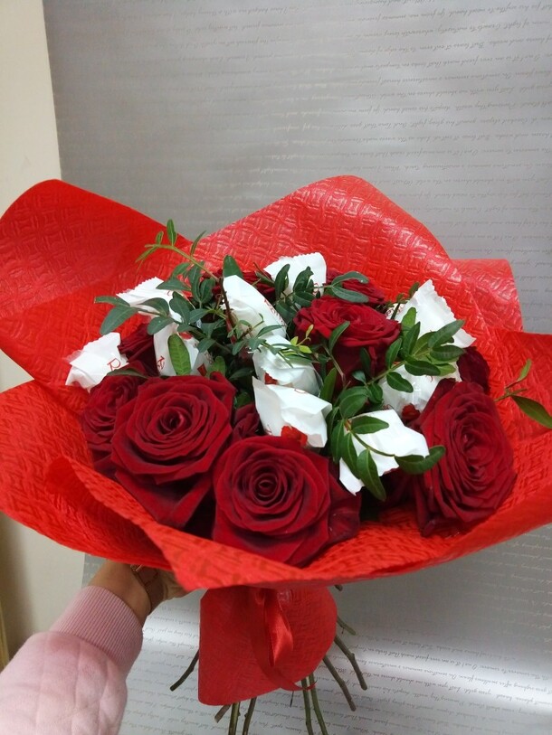 Букет с розами и раффаэлками, артикул F38398 - 5871 рублей, доставка по городу. Flawery - доставка цветов