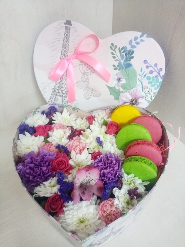 Цветы с макарунсами, артикул F38400 - 10067 рублей, доставка по городу. Flawery - доставка цветов