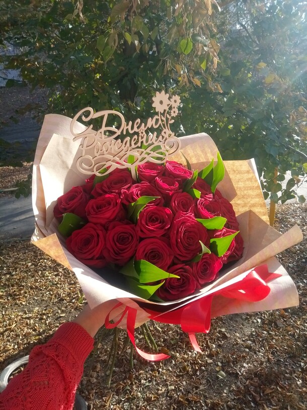 25 роз с зеленью, артикул F38401 - 7139 рублей, доставка по городу. Flawery - доставка цветов