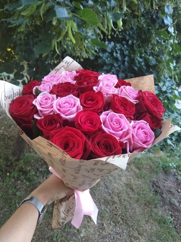 25 розово - красных роз, артикул F39454 - 6039 рублей, доставка по городу. Flawery - доставка цветов