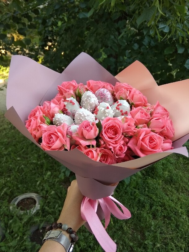 Клубничная радость, артикул F39455 - 5110 рублей, доставка по городу. Flawery - доставка цветов