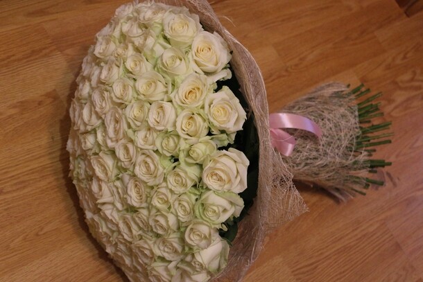 101 белая роза, артикул F39473 - 24743 рублей, доставка по городу. Flawery - доставка цветов