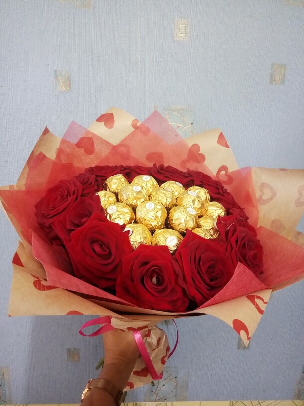 Сладкий букет с розами, артикул F41046 - 8229 рублей, доставка по городу. Flawery - доставка цветов