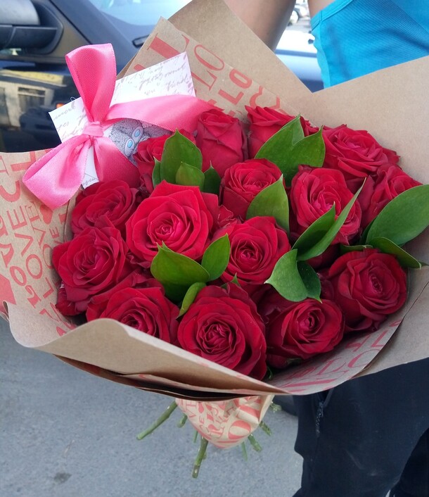 15 роз с зеленью, артикул F42679 - 6016 рублей, доставка по городу. Flawery - доставка цветов