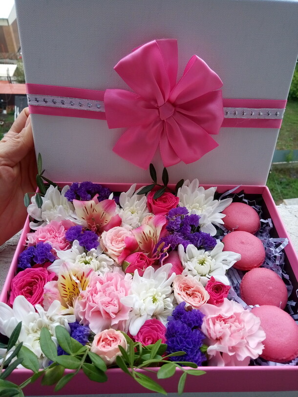 Нежность с макарунсами, артикул F42681 - 4246 рублей, доставка по городу. Flawery - доставка цветов