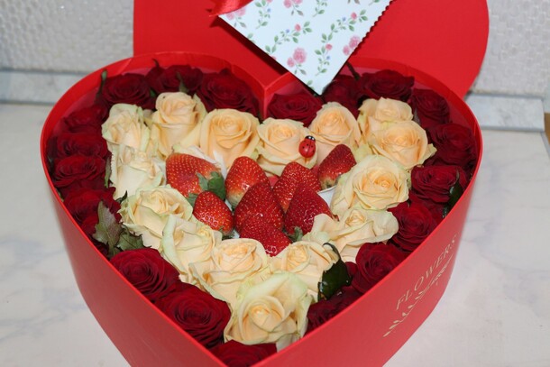 Клубничная любовь, артикул F51867 - 11979 рублей, доставка по городу. Flawery - доставка цветов