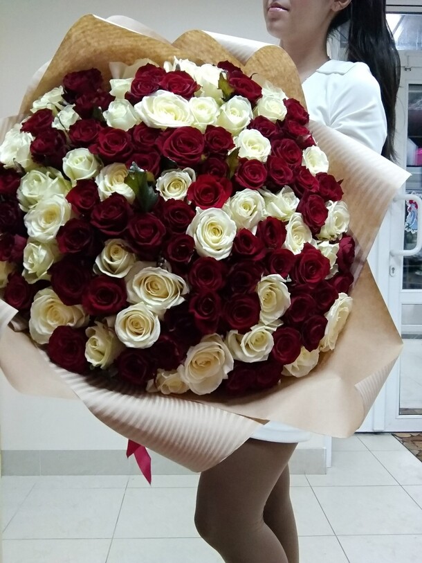 101 роза микс, артикул F54271 - 24743 рублей, доставка по городу. Flawery - доставка цветов