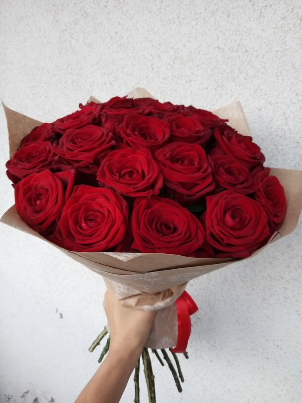 25 красных роз, артикул F54438 - 6039 рублей, доставка по городу. Flawery - доставка цветов
