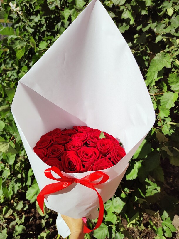 Красное и белое, артикул F58526 - 5929 рублей, доставка по городу. Flawery - доставка цветов