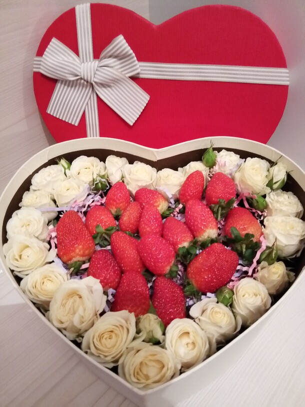 Клубничное сердечко, артикул F59463 - 3190 рублей, доставка по городу. Flawery - доставка цветов