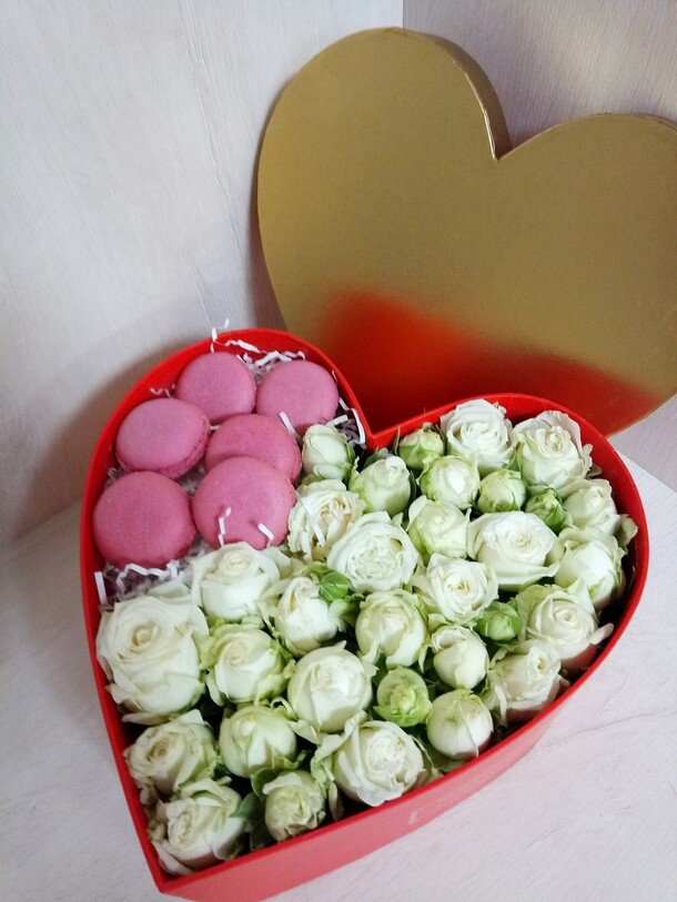 Кустовые розы с макарунсами, артикул F67526 - 9147 рублей, доставка по городу. Flawery - доставка цветов