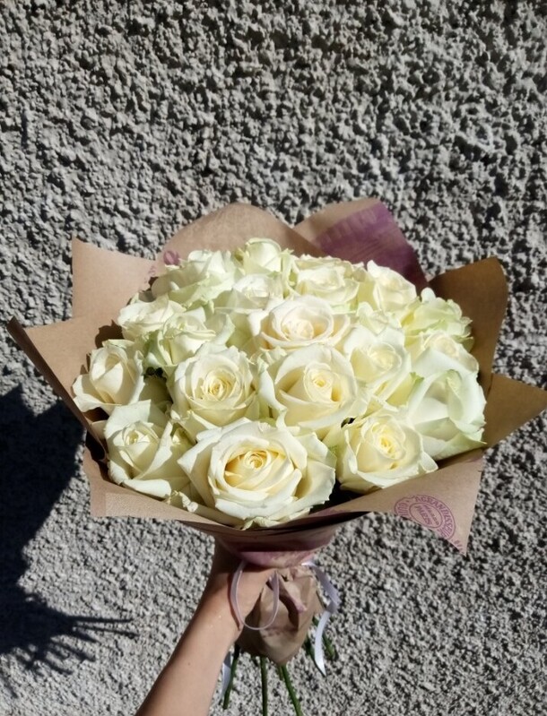 21 белая роза, артикул F98683 - 9196 рублей, доставка по городу. Flawery - доставка цветов