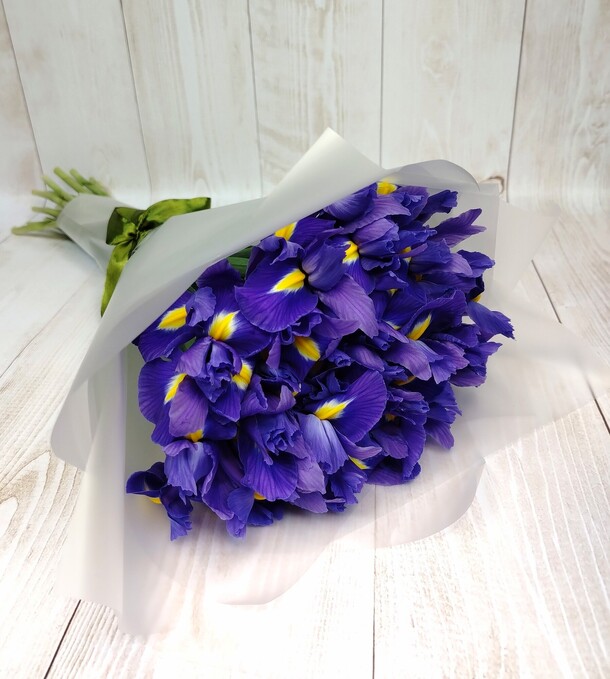 Букет из 19 ирисов, артикул F1114412 - 3500 рублей, доставка по городу. Flawery - доставка цветов