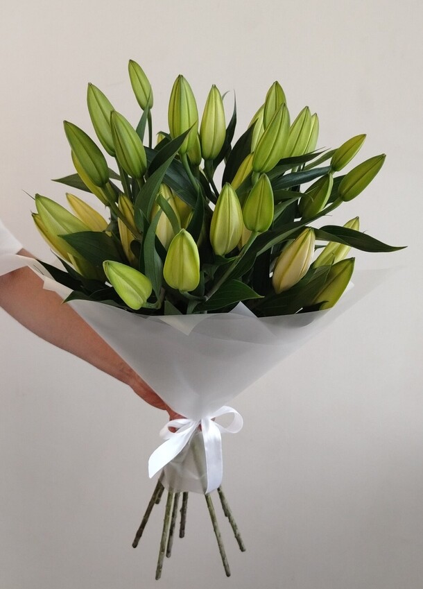 9 белых лилий, артикул F1115525 - 7990 рублей, доставка по городу. Flawery - доставка цветов