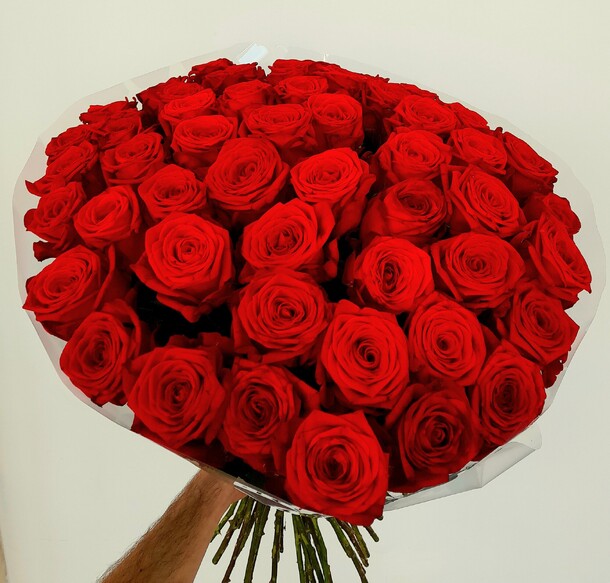51 красная роза 50 см, артикул F1123483 - 8990 рублей, доставка по городу. Flawery - доставка цветов