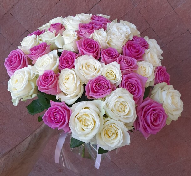 51 белая и розовая роза, артикул F1125629 - 10878 рублей, доставка по городу. Flawery - доставка цветов