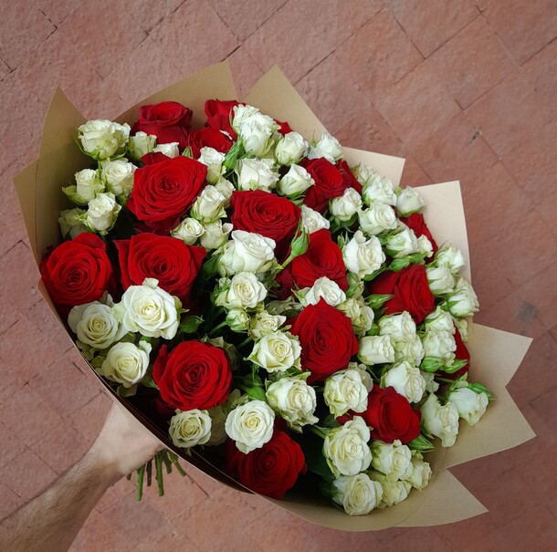 Сборный букет из роз, артикул F1135477 - 9500 рублей, доставка по городу. Flawery - доставка цветов