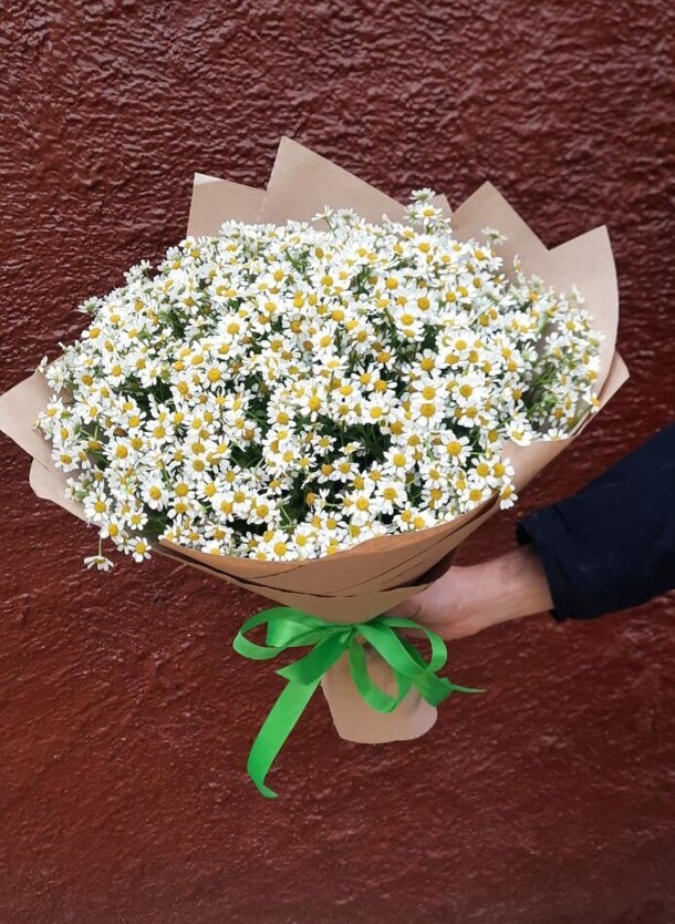 Букет из кустовых ромашек, артикул F1136268 - 6500 рублей, доставка по городу. Flawery - доставка цветов