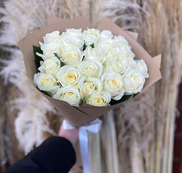 25 белых роз в крафтовой упаковке, артикул F1158199 - 5500 рублей, доставка по городу. Flawery - доставка цветов