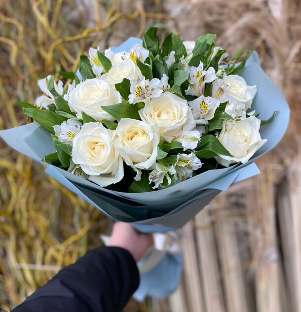 Белые розы с альстромериями, артикул F1158730 - 6650 рублей, доставка по городу. Flawery - доставка цветов