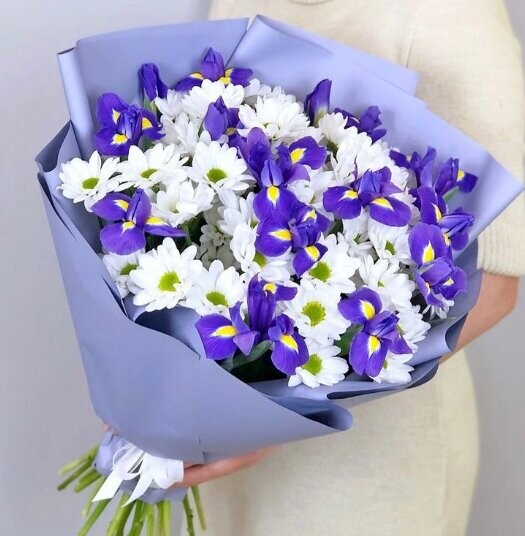 Букет из ирисов и хризантем, артикул F1204313 - 6500 рублей, доставка по городу. Flawery - доставка цветов