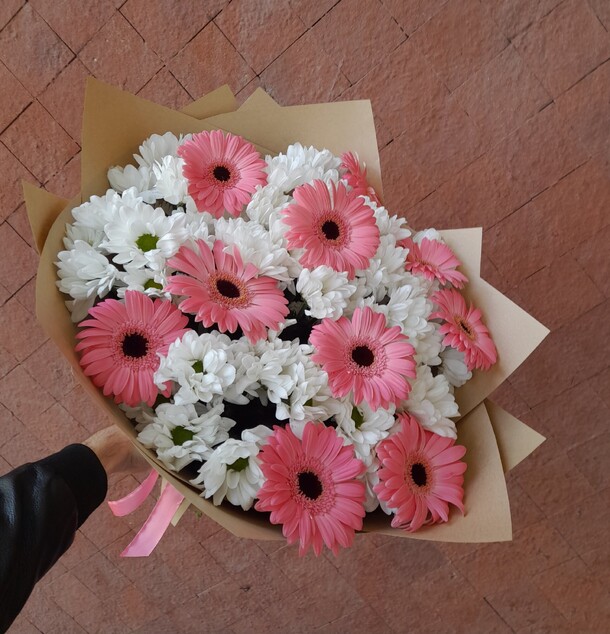 Букет из хризантем и гербер, артикул F1220115 - 9983 рублей, доставка по городу. Flawery - доставка цветов