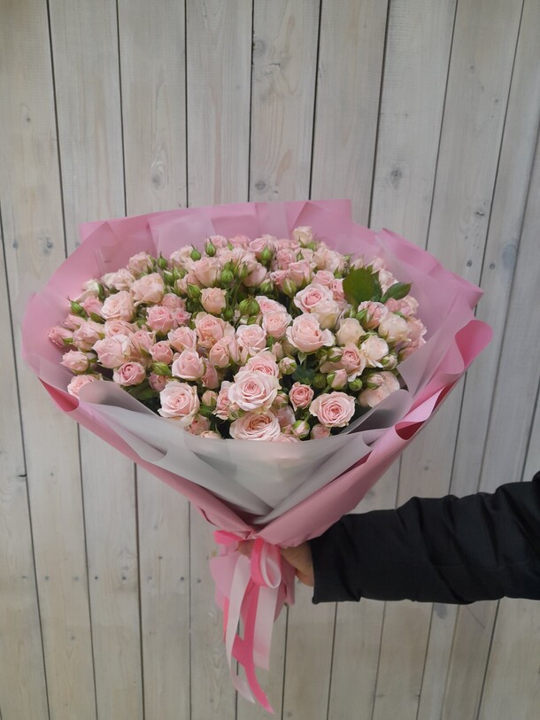 Букет из 19 кустовых роз, артикул F1229946 - 6500 рублей, доставка по городу. Flawery - доставка цветов