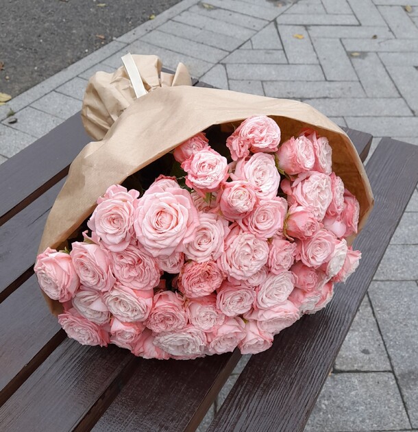 Букет из пионовидных кустовых роз, артикул F1230211 - 7990 рублей, доставка по городу. Flawery - доставка цветов